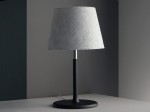 Lampka na biurko ARTY z ekskluzywnym abażurem z materiału Hansel w kolorze srebrno szarym. Stabilna czarna podstawa zakończona chromowaną oprawką.  Przezroczysty przewód z przełącznikiem.  Stożkowy jasno szary abażur.