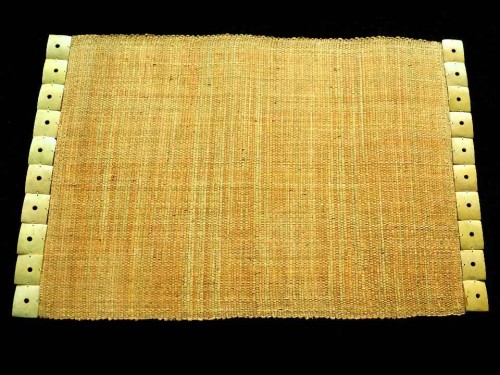 Dekoracyjna i praktyczna podkładka na stół z drewnianą aplikacją po obu stronach