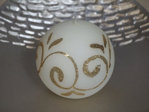 Biała świeca kula o welwetowej powierzchni z subtelną złotą brokatową dekoracją