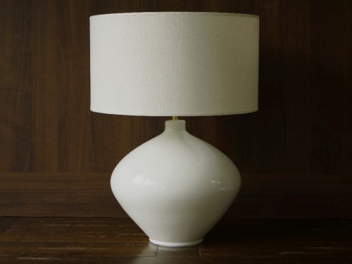 Dekoracyjna kremowa lampa stołowa LUCIA ze szkliwioną kremową podstawą w kształcie bani. Jednobarwny cylindryczny kremowy abażur.