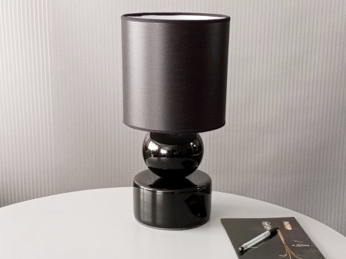 Lampka nocna PERLA I z glazurowanym na czarno ceramicznym korpusem i czarnym perkalowym abażurem.