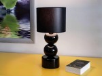 Czarna lampa nocna PERLA II z ceramicznymi kulami i podstawą oraz bawełnianym, czarnym abażurem.
