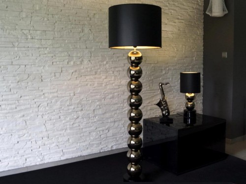 Wysoka-nowoczesna-lampa-podlogowa-PERLA-ze-zlotymi-ceramicznymi-kulami-i-czarnym-abazurem-ze-zlotym-matowym-wnetrzem.