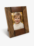 Dekoracyjna ramka na fotografie o wymiarach 9x13 cm wykonana z drewna fikusowego. Ozdobne pionowe frezowania z delikatnym efektem przecierania nadają jej charakteru.
