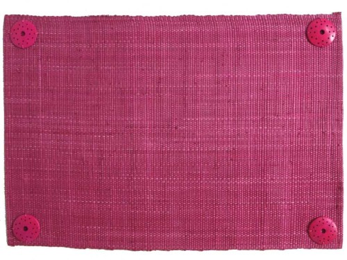 Podkładka na stół pod talerze wyplecina z rafii w kolorze fuksji z dekoracyjnymi elementami z drewna kokosowego.