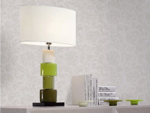Dekoracyjna lampa stołowa CHANELA z ceramicznymi elementami w kolorach khaki, zieleni, limonki i jasnego beżu. Kwadratowa, drewniana podstawa w kolorze wenge. Owalny perkalowy abażur.