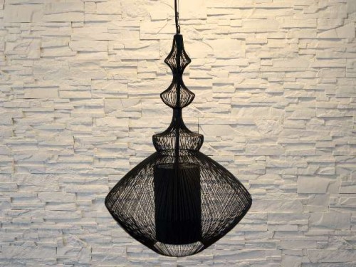 Czarna, ażurowa lampa wisząca OPIUM wykonana z metalowych drutów. Należy do bogatej kolekcji lamp SCHEMA.  Zastosowano w niej dodatkowo czarny, wewnętrzny, cylindryczny abażur.