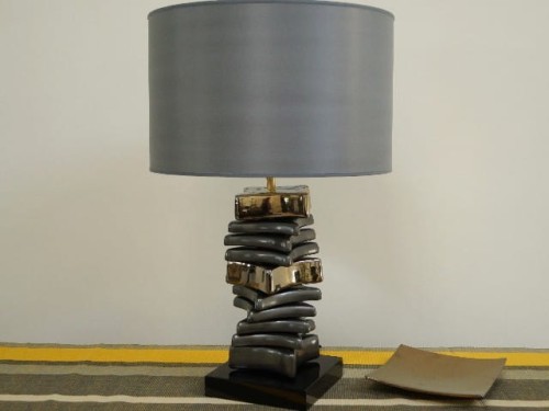 Lampa stołowa z popularnej i szerokiej kolekcji CAREA charakteryzującej się ułożonymi na stos i skręconymi względem siebie ceramicznym elementami. 