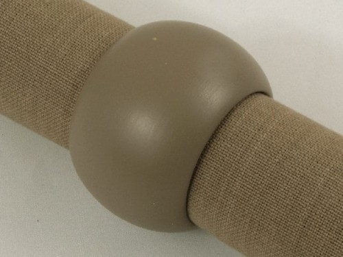 Drewniana beczułkowata obrączka na serwetkę w ciepłym jasno brązowym kolorze