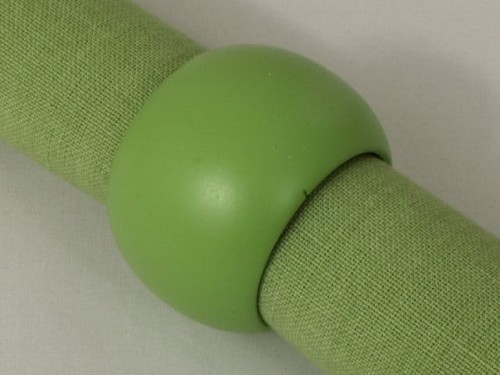 Obrączki na serwetki wytoczone z drewna i polakierowane na jasno zielony kolor