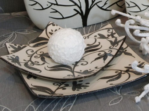 Komplet szkliwionych pater ceramicznych polecanych jako podstawki pod dekoracyjne świece.