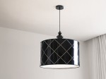 Ekskluzywna lampa wisząca ROLL Gloss z czarnym akrylowym abażurem z elementami drewnianymi, lakierowanymi na czarno. Lampa przeznaczona jest na trzy żarówki  i od spodu wyposażona w mleczny dyfuzor.