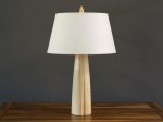 Drewniana lampa na komodę ze stożkowym abażurem.JPG