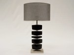 Ekskluzywna lampa gabinetowa z chromowaną podstawą i ceramicznym korpusem z elementami, które można względem siebie obracać.