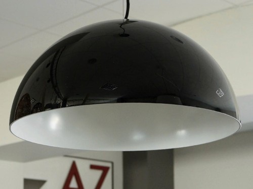 Ekskluzywna czarna lampa z kolekcji GLOW marki PAULO COELHO wykonana z akrylu. Wnętrze prezentowanej lampy w kolorze białym ale możliwych jest wiele wariantów kolorystycznych.