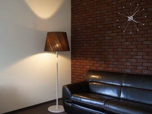 Wyjątkowo ekskluzywna lampa podłogowa ARTY z dużym jedwabnym abażurem z przepuszczającym światło podbiciem.