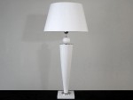 Dostojna biała lampa stołowa do apartamentu CHARMY. Korpus ceramiczny. Chromowane dodatki.