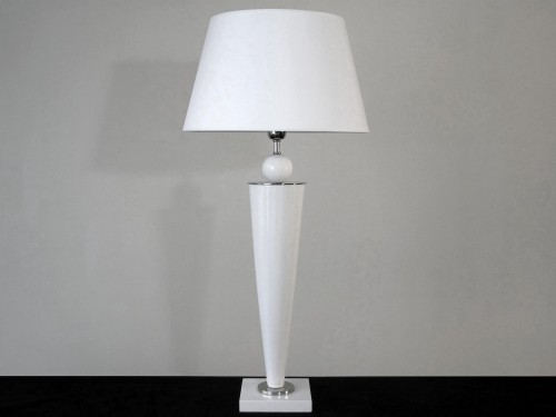 Dostojna biała lampa stołowa do apartamentu CHARMY. Korpus ceramiczny. Chromowane dodatki.