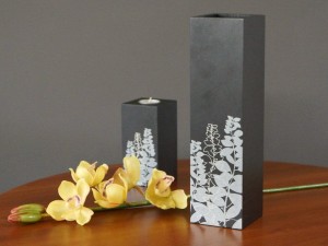 Czarny wazon z drewna PRADO z dekoracjami 33cm [AZ00749]