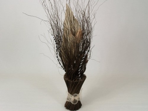 Kompozycja suszonych egzotycznych roślin. przepasana oryginalną wstążką. Dzięki specjalnemu ułożeniu elementów kompozycja może sama stać.