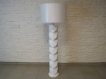 Biała lampa podłogowa DIAMS złożona z geometrycznych ceramicznych elementów przypominających szlifowane diamenty.