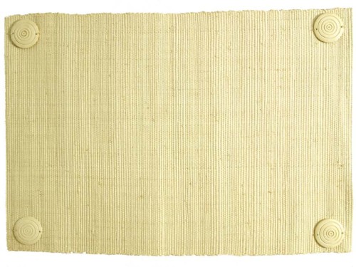 Kremowa podkładka z rafii. Użyj do dekoracji świątecznego stołu.