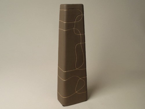 Jasno brązowy zdobiony wazon ceramiczny.