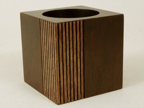 Świecznik drewniany w kształcie kostki o równych bokach.