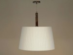 Beżowa lampa wisząca z kolekcji LOOP. Abażur plisowany z mleczną, łatwo demontowaną blendą umieszczoną powyżej dolnej krawędzi abażura.