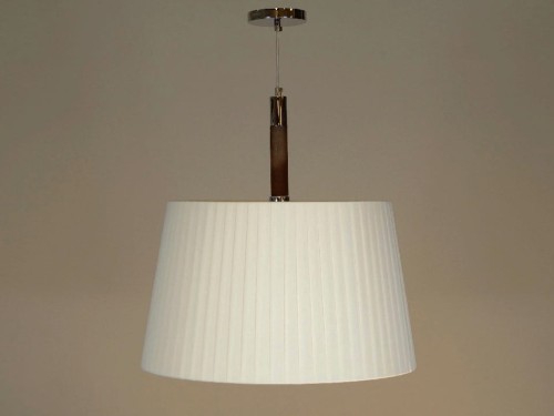 Beżowa lampa wisząca z kolekcji LOOP. Abażur plisowany z mleczną, łatwo demontowaną blendą umieszczoną powyżej dolnej krawędzi abażura.
