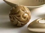 Lakierowana świeca kula z kolekcji fiorentino w kawowym kolorze  - włoski design, najwyższej jakości parafiny i bawełniane knoty dzięki którym nie kopci i wypala się równomiernie do środka.