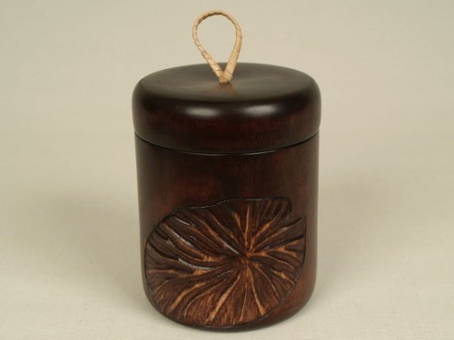 Ozdobne pudełko wykonane z jednego kawałka drewna mango z przykrywką. Na powierzchni ręcznie rzeźbione motywy przedstawiające liście lotosu. Pomysł na oryginalny prezent w środku którego można umieścić dodatkowo jakiś miły drobiazg.