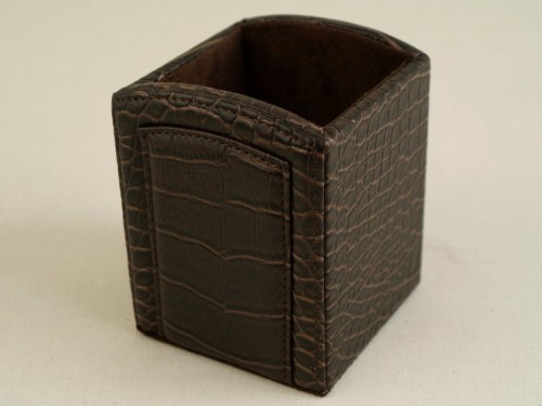 Praktyczne pudełko na długopisy wykonane z imitacji skóry krokodyla stanowiące element dużej kolekcji artykułów na biurko. Zamów przez internet lub odwiedź nasz Salon z artykułami wyposażenia wnętrz w Nadarzynie koło Warszawy. 