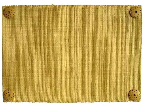 Wyjątkowo wytrzymała podkładka do jadalni na stół wypleciona z rafii, barwiona na miodowy kolor. W narożnikach okrągłe dekory z drewna kokosowego.