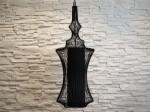 Powiększona wersja ażurowej lampy wiszącej TIBET. Lampa malowana jest proszkowo na czarny kolor. W środku metalowej oprawy umieszczono cylindryczny, popielaty abażur dający się łatwo wymontować.