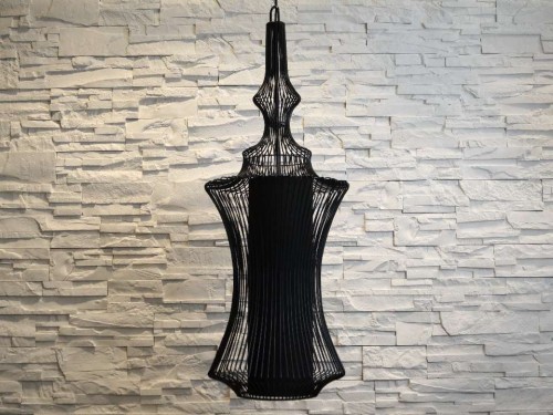 Powiększona wersja ażurowej lampy wiszącej TIBET. Lampa malowana jest proszkowo na czarny kolor. W środku metalowej oprawy umieszczono cylindryczny, popielaty abażur dający się łatwo wymontować.
