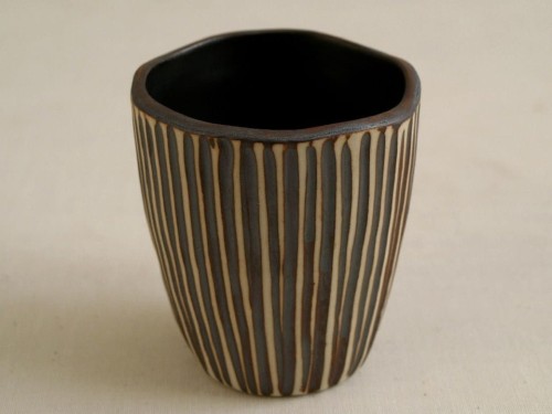 Kubek ceramiczny w beżowe pasy 8cm [001764]