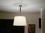 Lampa wisząca z kolekcji LOOP Chocolate w wersji beżowej. Chromowany wysięgnik zapewnia regulację wysokości podwieszenia.  Perkalowy abażur wyposażony jest w mleczny dyfuzor.