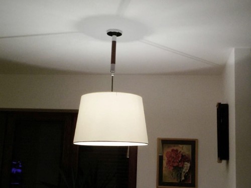 Lampa wisząca z kolekcji LOOP Chocolate w wersji beżowej. Chromowany wysięgnik zapewnia regulację wysokości podwieszenia.  Perkalowy abażur wyposażony jest w mleczny dyfuzor.
