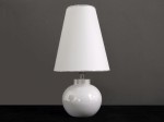 Klasyczna ceramiczna lampa stołowa z białym stożkowym abażurem z metalowymi srebrnymi pierścieniami. 
