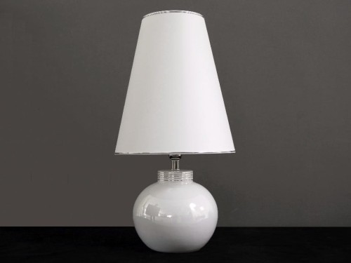 Klasyczna ceramiczna lampa stołowa z białym stożkowym abażurem z metalowymi srebrnymi pierścieniami. 
