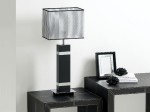 Nowoczesna lampa gabinetowa w kolorze czarnym. Połączenie lakierowanego drewna i chromowanych, metalowych elementów.   