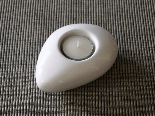 Śnieżno bały świecznik ceramiczny w kształcie rzecznego kamienia przeznaczony na świeczki typu T-light 