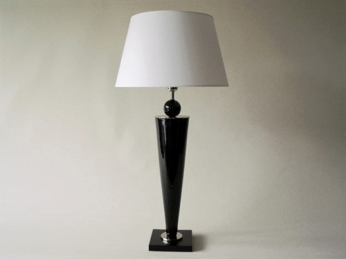 Elegancka  i dostojnie wyglądająca lampa do apartamentu o francusko brzmiącej nazwie CHARMY.  Korpus ceramiczny czarny. Chromowane dodatki.