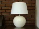 Lampa nocna z kolekcji ENVY z ceramicznym korpusem o kulistym kształcie.