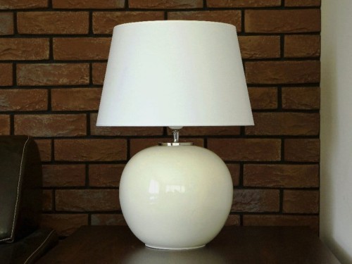 Lampa nocna z kolekcji ENVY z ceramicznym korpusem o kulistym kształcie.