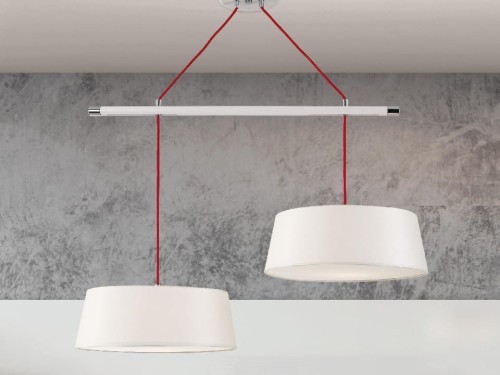 Podwójna lampa wisząca ARTY MATE z białymi abażurami wyposażonymi w półprzezroczyste blendy z PVC. Wysokość i rozpiętość abażurów można w prosty sposób regulować.