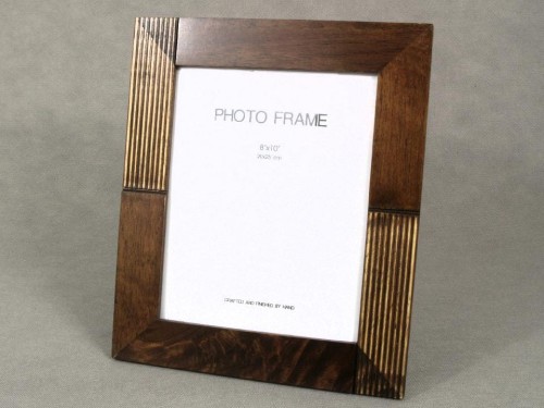 Ramka na zdjęcia o bardzo dużym formacie wykonana z drewna fikusa. Profesjonalne łączenie boków ramki za pomocą klinów. Ramkę można też wieszać na ścianie.