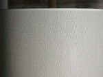Zdjęcie fragmentu abażura pokazuje fakturę użytego materiału.