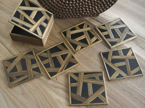 Komplet dekoracyjnych drewnianych podkładek pod gorące szklanki z praktycznym pudełkiem do ich spakowania